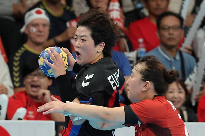 한국 류은희가 27일 일본 아이치현 이나자와 엔트리오에서 열린 2026 아이치·나고야 아시안게임 여자 핸드볼 라운드로빈 최종전 대한민국과 일본의 금메달 결정전에서 맹활약했다. 연합뉴스