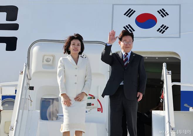 (뉴욕=뉴스1) 허경 기자 = 유엔총회 참석 일정을 마친 이재명 대통령과 김혜경 여사가 23일(현지시간) 미국 뉴욕 JFK 공항에서 환송객들에게 인사를 하고 있다. 2026.9.24/뉴스1  Copyright (C) 뉴스1. All rights reserved. 무단 전재 및 재배포,  AI학습 이용 금지. /사진=(뉴욕=뉴스1) 허경 기자