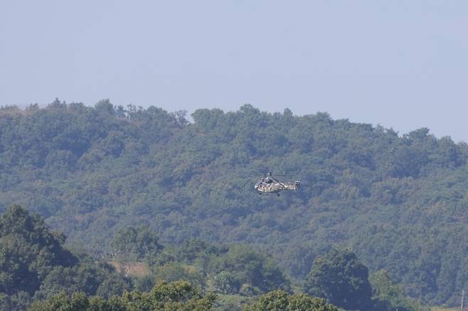 22일 오후 경기도 파주시 서부전선 비무장지대(DMZ) 남방한계선 상공에서 수리온 헬기가 이동하고 있다. 전날 인근 DMZ에서 지뢰 추정 폭발 사고로 육군 장병들이 중상을 입어 군 당국이 정확한 사고 원인을 조사 중이다. [연합]
