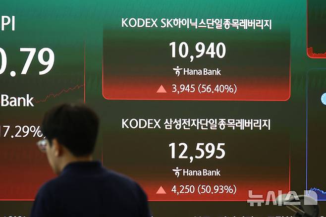 [서울=뉴시스] 고승민 기자 = 서울 하나은행 딜링룸 전광판에 KODEX SK하이닉스와 삼성전자 단일종목 레버리지가 표시되고 있는 모습.  2026.07.31. kkssmm99@newsis.com