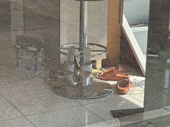 [파쥬=뉴시스] 고해람, 나지현 인턴기자 = 철거된 대추벌 성매매 업소 안에 기존 종사자 것으로 보이는 구두가 놓여 있다. 2026.09.22. *재판매 및 DB 금지