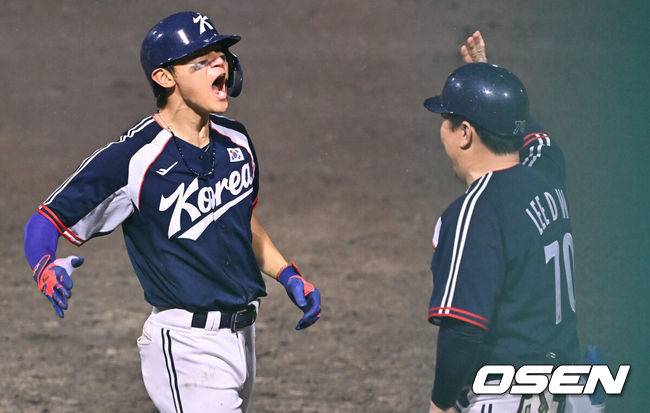 [OSEN=도요하시(일본), 박준형 기자] 27일 일본 아이치현 도요하시 시민구장에서 '2026 아이치·나고야 아시안게임' 야구 결승전 한국과 일본의 경기가 진행됐다. 한국 야구대표팀은 조별리그 대만전 승리와 슈퍼라운드 1승 1패로 결승에 진출했다. 슈퍼라운드에서 0-5로 패했던 일본과 재대결. 대표팀이 승리할 경우 아시안게임 5연패를 달성한다.8회초 2사 1,3루 김도영이 재역전 1타점 적시타를 날린뒤 환호하고 있다 . 2026.09.27 / soul1014@osen.co.kr