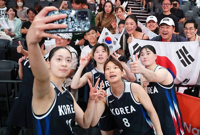대한민국 박소희, 정현, 안혜지, 이소희가 26일 일본 나고야 아이치 인터내셔널 아레나에서 열린 2026 아이치·나고야 아시안게임 여자농구 결승전 일본과의 경기에서 승리한 뒤 셀카를 찍고 있다. 뉴스1
