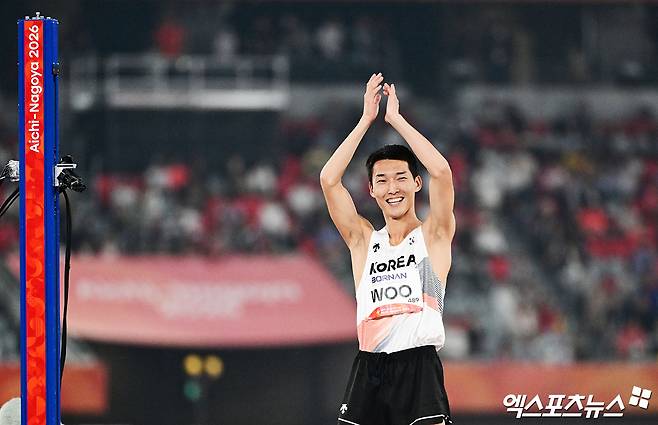 27일 일본 나고야 미즈호공원 육상경기장에서 열린 '2026 아이치·나고야 아시안게임' 남자 높이뛰기 결선에 출전한 대한민국 우상혁이 2m22를 기록하며 전체 14명 중 최종 3위로 동메달을 획득했다.   2m28 도전에 실패한 우상혁이 관중석을 향해 박수를 보내고 있다. 일본 나고야, 박지영 기자