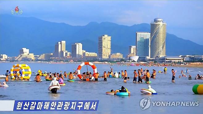 북한 '원산갈마해안관광지구' 피서객들로 북적 (서울=연합뉴스) 북한 조선중앙TV는 2일 "세계적인 관광공원으로 일떠선 원산갈마해안관광지구는 지금 전국 각지에서 끊임없이 찾아오는 근로자들로 흥성이고 있다"고 보도했다. [조선중앙TV 화면] 2026.8.3 
    [국내에서만 사용가능. 재배포 금지. For Use Only in the Republic of Korea. No Redistribution] nkphoto@yna.co.kr