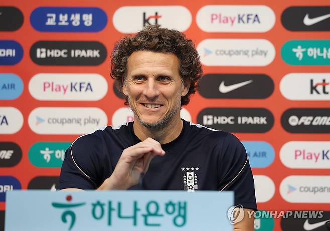기자회견서 발언하는 포를란 우루과이 감독 (서울=연합뉴스) 이지은 기자 = 한국과의 평가전을 하루 앞둔 27일 서울 마포구 서울월드컵경기장에서 열린 우루과이대표팀 기자회견에서 디에고 포를란 우루과이 감독이 발언하고 있다. 2026.9.27 jieunlee@yna.co.kr