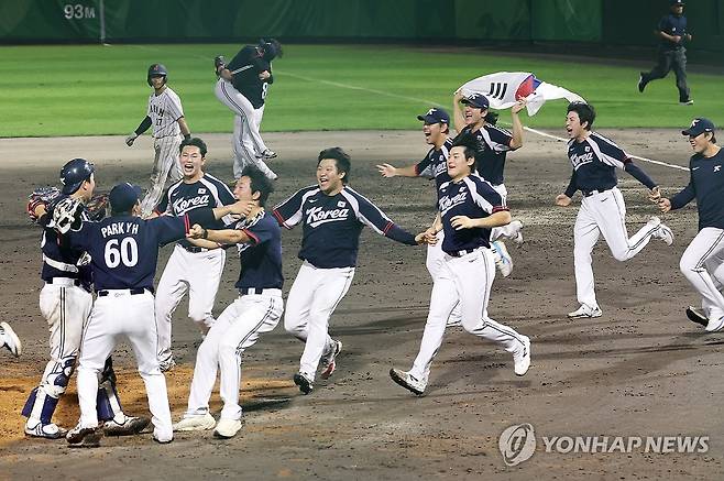 아시안게임 5연패 성공한 한국 야구 (도요하시[일본]=연합뉴스) 한종찬 기자 = 27일 일본 아이치현 도요하시 시민구장에서 열린 2026 아이치·나고야 아시안게임 결승 한국과 일본의 경기. 3대1로 금메달을 차지한 한국대표팀 선수들이 마무리투수 박영현과 포수 조형우을 향해 달려가고 있다. 2026.9.27 saba@yna.co.kr