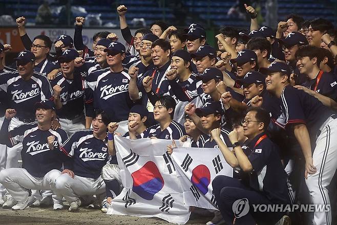 류지현호, 한일전 패배 딛고 금메달 (도요하시[일본]=연합뉴스) 김동민 기자 = 27일 일본 아이치현 도요하시 시민구장에서 열린 2026 아이치·나고야 아시안게임 결승 한국과 일본의 경기. 승리하며 금메달을 획득한 한국 선수들이 기념촬영을 하고 있다. 2026.9.27 image@yna.co.kr