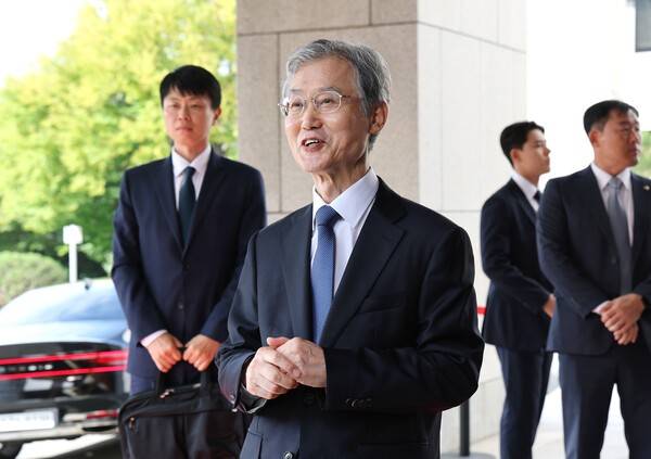 조희대 대법원장이 28일 서울 서초구 대법원으로 출근하며 취재진의 질문에 답변하고 있다. 연합뉴스