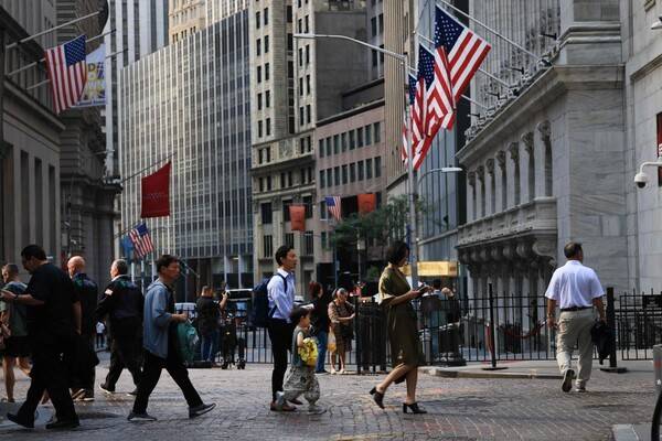 뉴욕 증권거래소(NYSE) 밖에서 사람들이 걷고 있다. [출처=연합뉴스]