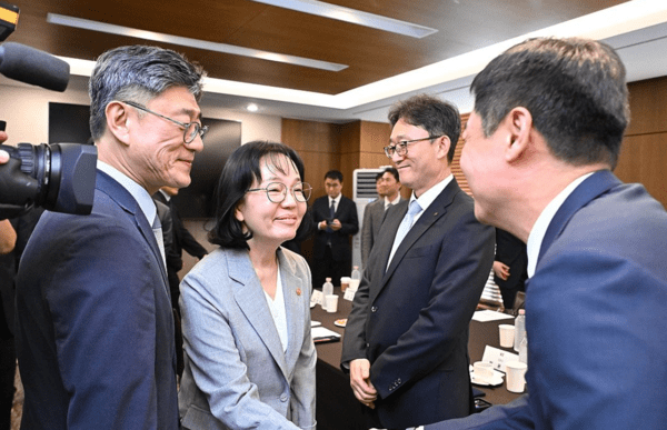 송경희 개인정보보호위원장이 28일 서울 중구 프레스센터에서 열린 통신3사 CEO 간담회에서 참석자들과 인사를 하고 있다. (왼쪽부터) 정재헌 SK텔레콤 대표, 송 위원장, 박윤영 KT 대표, 홍범식 LG 유플러스 대표. [출처=연합]