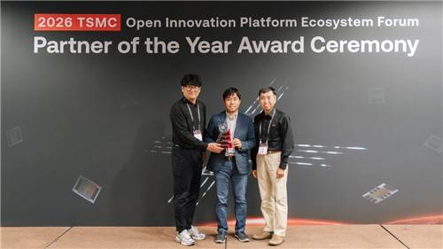사진설명 :(왼쪽부터) TSMC OIP Conference에서 SK하이닉스를 대표해 '올해의 파트너상(Partner of the Year Award)'을 받고 있는 박진우 팀장(PKG제품TE)과 이재식 담당(Advanced PKG Research) [출처 : SK하이닉스 뉴스룸]