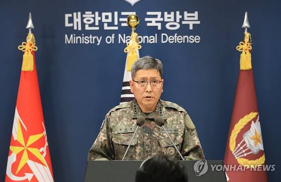권대원 합동참모본부 차장이 28일 서울 용산구 국방부에서 '비무장지대 지뢰 추정 폭발 사고' 관련 브리핑을 하고 있다. 〈사진=연합뉴스〉