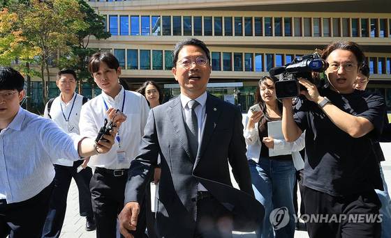 김승원 법무부 장관 후보자가 지난 19일 사퇴 기자회견을 마치고 국회 소통관을 나서고 있다. 〈사진=연합뉴스〉