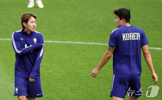 대한민국 축구대표팀 이강인과 김민재(오른쪽)가 우루과이와의 평가전을 하루 앞둔 27일 서울 마포구 서울월드컵경기장에서 공식 훈련 중 대화를 나누고 있다. 2026.9.27 ⓒ 뉴스1 김진환 기자