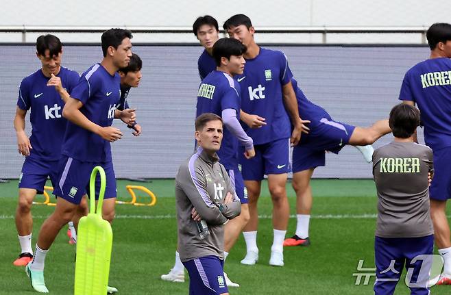 로베르토 모레노 대한민국 축구대표팀 감독이 우루과이와의 평가전을 하루 앞둔 27일 서울 마포구 서울월드컵경기장에서 선수들의 훈련을 지켜보고 있다. 2026.9.27 ⓒ 뉴스1 김진환 기자