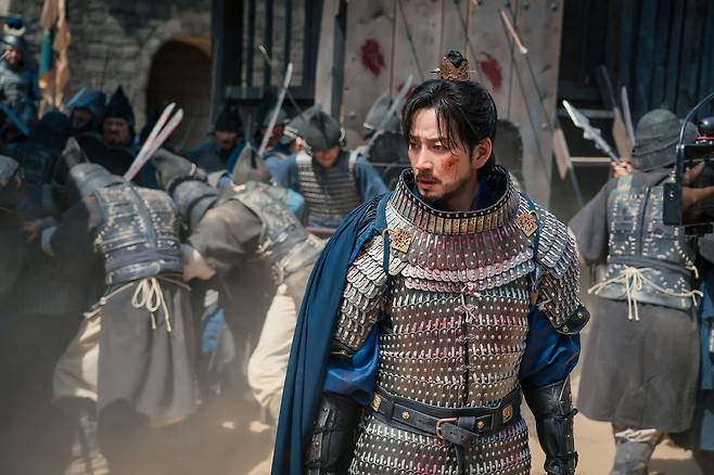 Seoul = The first still cuts of Lee Hyun-wook transforming into Munmu, the 30th King of Silla, have been released.On the 28th, the production team of the KBS 2TV historical drama Munmu (Screenplay by Kim Ri-heon, Hong Jin-yi / Directed by Kim Young-jo, Gu Sung-jun) unveiled still cuts featuring Lee Hyun-wook in his role as Kim Beop-min, the monarch of Silla.Munmu is a grand historical drama that depicts the desperate and lonely epic of leaders who staked everything on a single victory amidst 600 years of war and internal upheaval within the Three Kingdoms.In the drama, Lee Hyun-wook plays the role of Kim Beop-min, the monarch of Silla who achieved the great feat of unifying the Three Kingdoms through cool-headed strategy and burning fighting spirit in a chaotic era of bloody wars. Kim Beop-min is a powerful figure with a commanding presence that overwhelms his opponents, yet he is a multi-dimensional character who knows how to display flexibility for the sake of the country, much like the saying, Bend, but never break.In particular, having grown up as the eldest son of his father, Kim Chun-chu (King Taejong Muyeol, the 29th king of Silla), where he learned diplomacy and political maneuvering, and learned combat and leadership from his maternal uncle, Kim Yu-sin, he emulates these teachings to put an end to long wars and usher in an era of peace.In the released still cuts, Lee Hyun-wook portrays the various facets of the character Kim Beop-min, who possesses both literary and martial skills. His gentle smile and sharp gaze allow viewers to glimpse the inner passion and warm humanity that Kim Beop-min harbored before ascending the throne.On the other hand, in another still cut, Lee Hyun-wook draws attention by exuding a weighty charisma as a more mature king. His sense of responsibility and unwavering determination to protect the nation amidst endless wars allow viewers to feel the weight of the lonely throne that Kim Beop-min must endure alone.Meanwhile, Munmu is an epic historical drama presented by KBS approximately three years after The Goryeo-Khitan War, and it is garnering great anticipation as a work that has invested approximately 29.4 billion won, the largest production budget in the history of KBS dramas. It is scheduled to air for the first time this coming November.