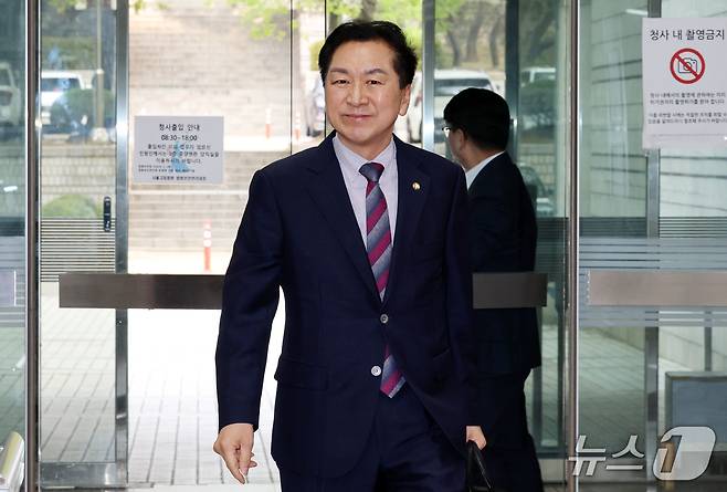김건희 여사에게 260만원대 로저비비에 가방을 선물한 혐의로 기소된 김기현 국민의힘 의원이 지난 14일 서울 서초구 서울중앙지방법원에서 열린 5차 공판에 출석하고 있다. 2026.9.14 ⓒ 뉴스1 박세연 기자