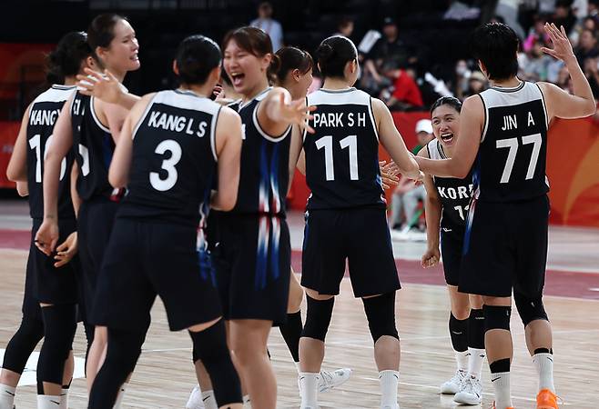 여자농구 대표팀이 26일 일본 나고야 아이치 인터내셔널 아레나에서 열린 2026 아이치·나고야 아시안게임 여자 농구 걸승전 승리 후 기뻐하고 있다. 사진 | 나고야=연합뉴스