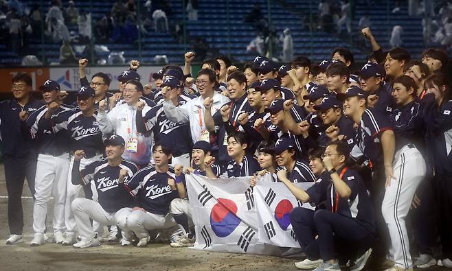 우승 기념사진. 연합뉴스