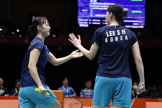 <YONHAP PHOTO-4658> 이소희-백하나 결승 진출    (이치노미야[일본]=연합뉴스) 이동해 기자 = 28일 일본 아이치현 이치노미야 시립체육관에서 열린 2026 아이치·나고야 아시안게임 배드민턴 여자 복식 준결승. 대한민국 이소희-백하나가 일본 우에사카 린-나카니시 기에 조를 상대로 세트스코어 2대0으로 승리한 뒤 기뻐하고 있다.  2026.9.28    eastsea@yna.co.kr/2026-09-28 11:29:10/<저작권자 ⓒ 1980-2026 ㈜연합뉴스. 무단 전재 재배포 금지, AI 학습 및 활용 금지>