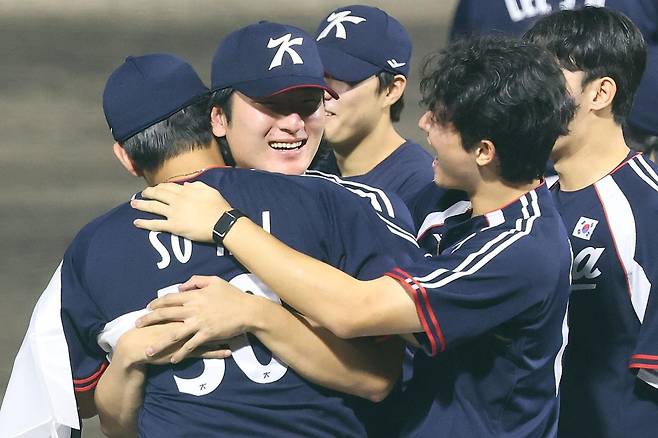 27일 오후(현지 시간) 일본 아이치현 도요하시 시민구장에서 열린 2026 아이치·나고야 아시안게임 야구 결승전 한국과 일본의 경기, 3-1로 승리하며 금메달을 획득한 한국 곽빈이 선수들과 기뻐하고 있다. 2026.09.27 도요하시(일본)=뉴시스
