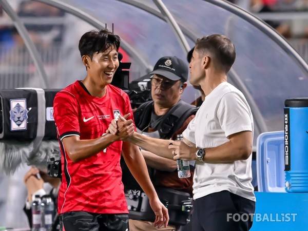 손흥민(왼쪽), 로베르트 모레노 감독(이상 남자 축구대표팀). 서형권 기자