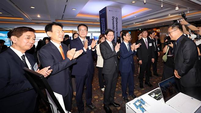 이억원(왼쪽 네 번째) 금융위원장과 정은보(두 번째) 한국거래소 이사장을 비롯한 내빈들이 28일 중구 더그랜드롯데서울에서 열린 '코리아 프리미엄 위크 2026' 개막식에 참석해 부스를 둘러보고 있다. 뉴시스