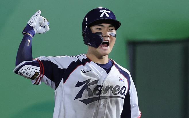 21일 일본 아이치현 오카자키 중앙종합공원야구장에서 열린 2026 아이치·나고야 아시안게임 야구 B조 조별리그 1차전 대한민국과 대만의 경기. 7회말 무사 주자1루상황 한국 김주원 안타를 치고 환호하고 있다. <저작권자 ⓒ 1980~2026 ㈜연합뉴스. 무단 전재 재배포 금지, AI 학습 및 활용 금지>