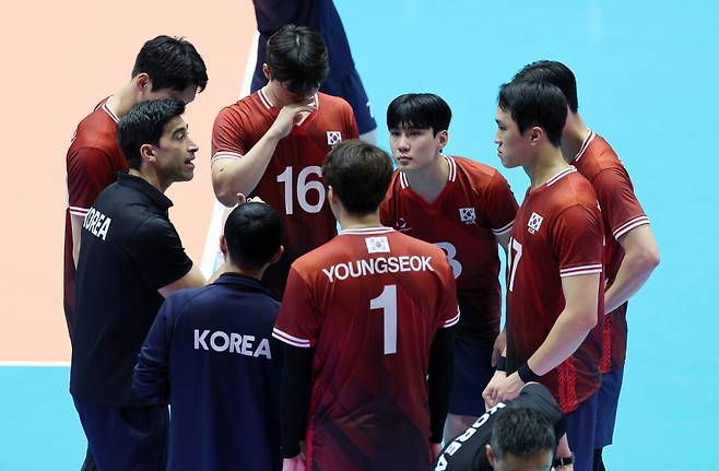 27일 일본 아이치현 파크 아레나 고마키에서 열린 2026 아이치·나고야 아시안게임 남자 배구 예선 대한민국과 필리핀의 경기. 1세트에서 한국 이사나예 라미레스 감독이 선수들에게 작전 지시를 내리고 있다. <저작권자 ⓒ 1980~2026 ㈜연합뉴스. 무단 전재 재배포 금지, AI 학습 및 활용 금지>