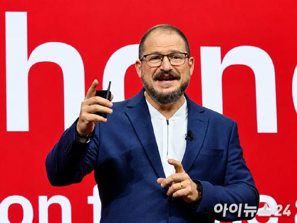 크리스티아노 아몬 퀄컴 최고경영자(CEO)가 22일(현지시간) 오전 하와이 마우이에서 열린 퀄컴 최대 연례 행사 '스냅드래곤 서밋 2026'에서 기조연설하고 있다.[사진=안세준 기자]