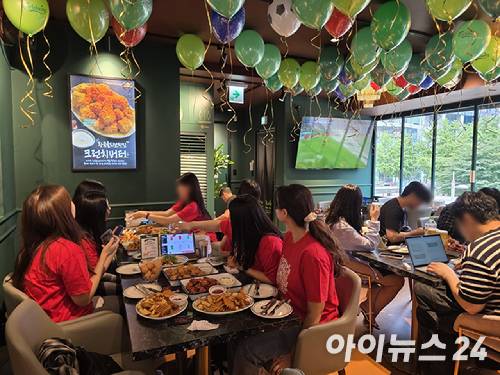 지난 6월 25일 서울 중구 BBQ 을지로입구점이 한국 대표팀의 남아공전을 보려는 손님들로 가득 차 있다. [사진=구서윤 기자]