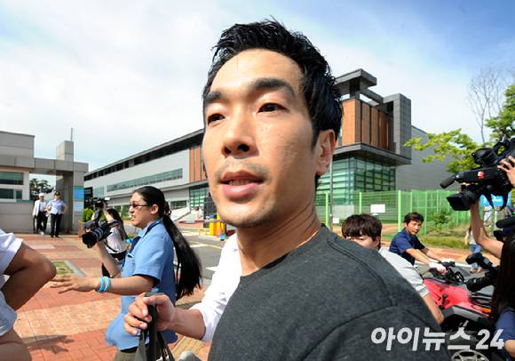 미성년자 성폭행 및 강제 추행 혐의로 실형을 선고받은 고영욱이 지난 2015년 7월 10일 오전 서울 천왕동 남부교도소에서 2년 6개월의 형량을 마치고 출소하고 있다. [사진=아이뉴스24 포토DB]