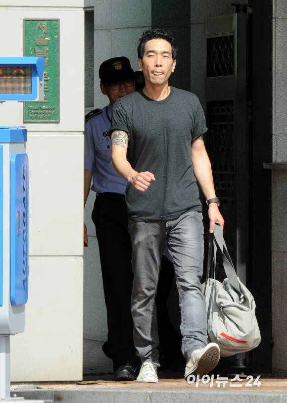 미성년자 성폭행 및 강제 추행 혐의로 실형을 선고받은 고영욱이 지난 2015년 7월 10일 오전 서울 천왕동 남부교도소에서 2년 6개월의 형량을 마치고 출소하고 있다. [사진=아이뉴스24 포토DB]
