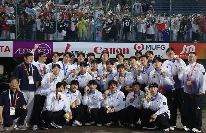 27일 일본 아이치현 도요하시 시민구장에서 열린 2026 아이치·나고야 아시안게임 야구 결승에서 금메달을 차지한 대한민국 대표선수들이 기념촬영을 하고 있다. 연합뉴스