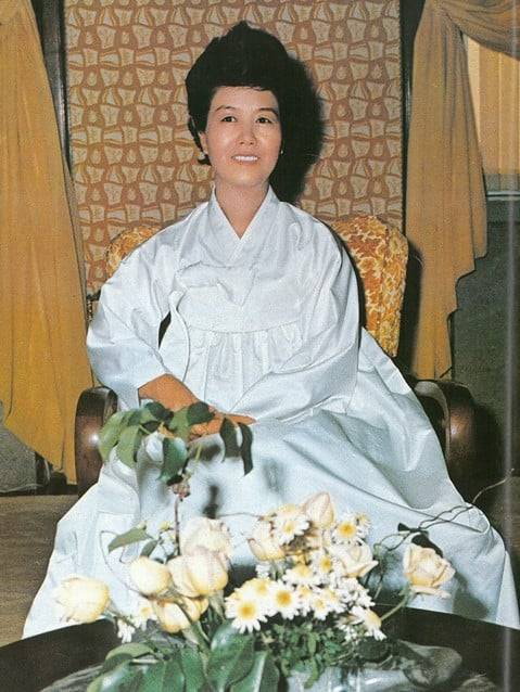 육영수 여사는 1925년 11월 29일(음 10월 14일) 충북 옥천군 옥천읍 교동리 덕유산 기슭에서 아버지 육종관 씨와 어머니 이경령 씨 사이의 1남 3녀 중 둘째딸로 태어났다. 1950년 12월 12일 박정희 소령과 결혼했다. (사진=박정희대통령기념관)