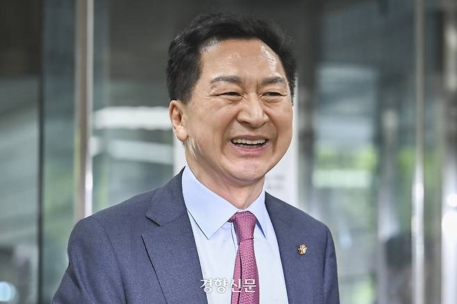 국민의힘 당대표 당선의 대가로 김건희 여사에게 260만원대 로저비비에 가방을 선물한 혐의로 기소된 김기현 국민의힘 의원이 지난 5월22일 서울 서초구 서울중앙지법에서 열린 공판에 출석하고 있다. 사진공동취재단