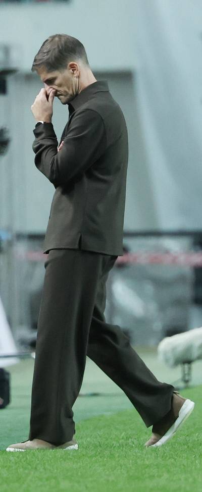 로베르트 모레노 한국 남자축구대표팀 임시 감독이 28일 한국이 연속으로 실점하자 심각한 표정을 짓고 있다. 연합뉴스
