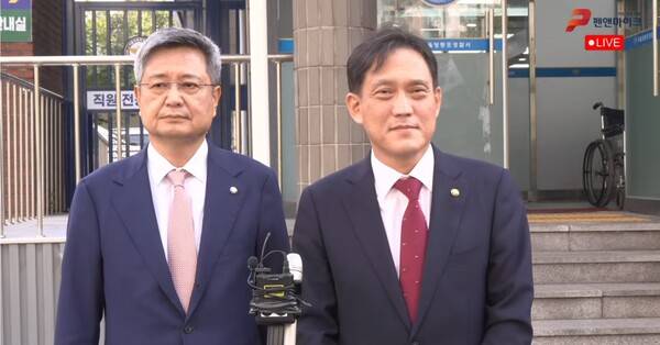 ▲국민의힘 김장겸, 김태규 의원이 2026년 9월28일 영등포경찰서 앞에서 한준호 더불어민주당 의원 보좌진이 김승원 전 법무부장관 후보자 탄원서를 보도한 KBS의 출입기자에 항의성 전화한 것을 두고 방송법 위반이라고 고발장을 제출한 뒤 기자회견을 하고 있다. 사진=펜앤마이크 영상 갈무리