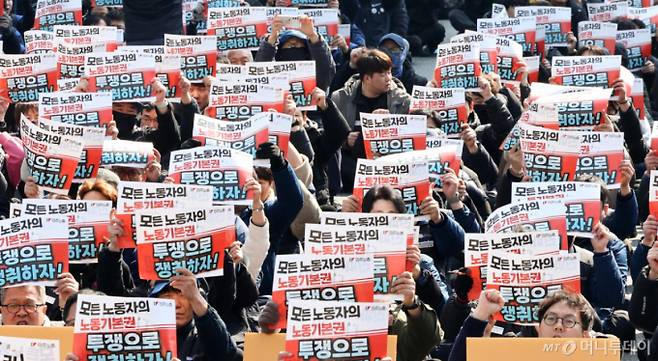 민주노총 조합원들이 10일 서울 종로구 세종대로 일대에서 열린 민주노총 투쟁 선포대회에서 구호를 외치고 있다. 2026.3.10/뉴스1  Copyright (C) 뉴스1. All rights reserved. 무단 전재 및 재배포,  AI학습 이용 금지.