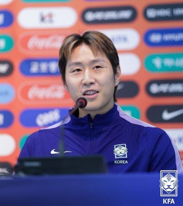이강인이 27일 서울월드컵경기장에서 진행된 우루과이전 공식 기자회견에 로베르토 모레노 대한민국 축구대표팀 임시 감독과 참석했다./대한축구협회 제공