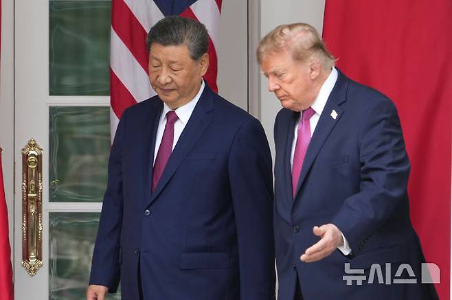 [워싱턴=AP/뉴시스]도널드 트럼프 미국 대통령이 24일(현지 시간) 백악관을 방문한 시진핑 중국 국가주석과 인사하고 안내하고 있다. 2026.09.25.