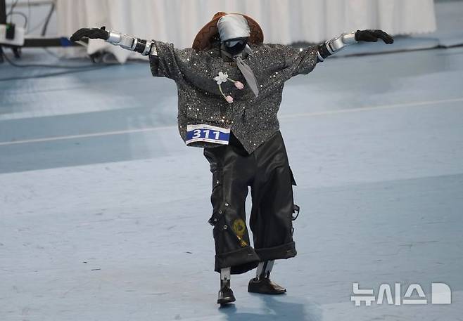 [베이징=AP/뉴시스] 25일(현지 시간) 중국 베이징에서 열리고 있는 제2회 세계 휴머노이드 로봇 경기에서 휴머노이드 로봇이 브레이크댄스 경연을 하고 있다. 2026.08.25.