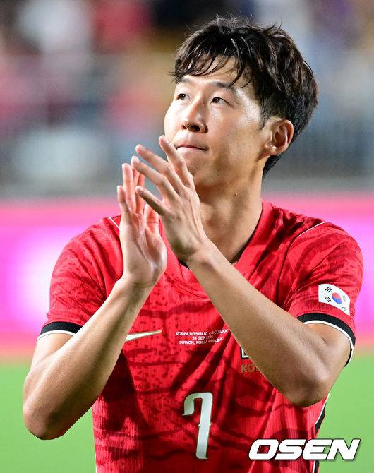 [OSEN=수원, 최규한 기자] 한국 축구가 로베르토 모레노 감독의&nbsp;데뷔전을&nbsp;대승으로 장식했다.&nbsp;모레노 임시 감독이 이끄는 대한민국 축구대표팀(FIFA 랭킹 32위)은&nbsp;24일 수원월드컵경기장에서 열린 9월 A매치 평가전에서 에콰도르(FIFA 랭킹 25위)를 3-0으로 제압했다.경기를 마치고 한국 손흥민이 피치를 돌며 팬들에게 인사를 전하고 있다. 2026.09.24 / dreamer@osen.co.kr