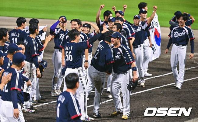 [OSEN=도요하시(일본), 박준형 기자] 한국야구가 우여곡절 끝 아시안게임 5회 연속 금메달을 해냈다.&nbsp;류지현 감독이 이끄는 한국 야구대표팀은 27일 일본 아이치현 도요하시 시민구장에서 열린 2026 아이치-나고야 아시안게임 일본과 결승전에서 3-1로 승리했다.경기종료 후 야구대표팀이 승리의 기쁨을 나누고 있다.    2026.09.27 / soul1014@osen.co.kr