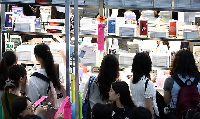 서울 강남구 코엑스에서 열린 2026 서울국제도서전에서 관람객들이 부스를 살펴보고 있다. 뉴스1