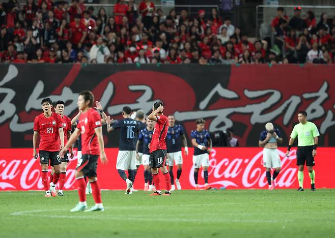 28일 서울월드컵경기장에서 열린 축구 대한민국과 우루과이의 평가전. 한국 선수들이 우루과이 기예르모 바렐라에게 세번째 실점을 허용한 뒤 아쉬워하고 있다. 연합뉴스