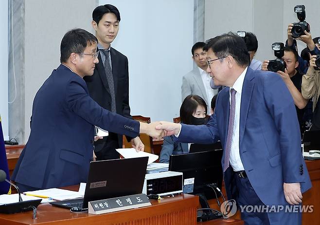 악수하는 한병도-정점식 [연합뉴스 자료사진]