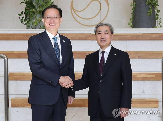 이형일 부총리, 한국은행 방문 (서울=연합뉴스) 이진욱 기자 = 이형일 부총리 겸 재정경제부 장관이 28일 서울 중구 한국은행을 방문, 신현송 총재와 기념촬영을 하고 있다. 2026.9.28 [공동취재] cityboy@yna.co.kr