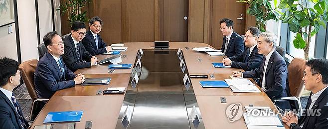 한국은행 찾은 이형일 부총리 (서울=연합뉴스) 이진욱 기자 = 이형일 부총리 겸 재정경제부 장관이 28일 서울 중구 한국은행을 방문, 신현송 총재와 면담하고 있다. 2026.9.28 [공동취재] cityboy@yna.co.kr